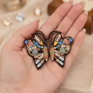 Pendientes Colgantes con Cuentas Meadow Flutter, Accesorio de Moda con un Hermoso Diseño de Cuentas - Product Image 6