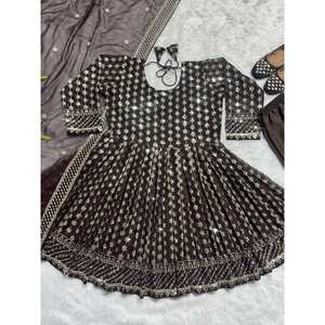 Ropa de Diseñador India y Pakistaní, Elegante Top de Fiesta con Estilo de Pantalón y Dupatta - Product Image 5