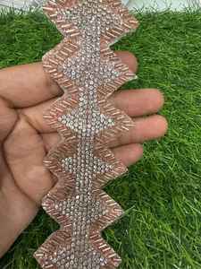 Dentelle Cutdana décorative, réalisée avec des détails de travail manuel complexes pour un fini riche et luxueux. - Product Image 4