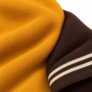 T-shirt à manches courtes jaune moutarde pour homme avec manches contrastées marron et rayures blanches, col rond, coupe décontractée - Product Image 6