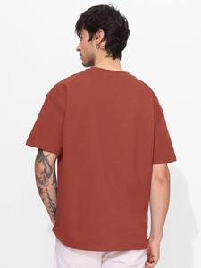 เสื้อยืดคอกลมสีน้ำตาลสนิมทรงหลวมโอเวอร์ไซส์แขนสั้นเรียบง่ายสำหรับผู้ชาย - Product Image 3