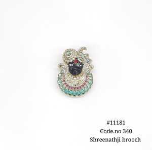 11181 Broche Shreenathji chapado en oro con figuras, pin con piedras redondas Kundan de corte brillante y engaste de garra, broche de boda - Product Image 2