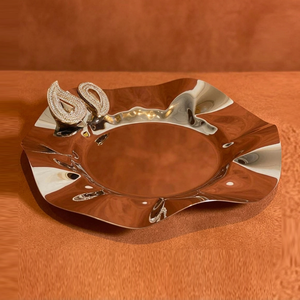 Exquisito Plato de Metal Plateado Ondulado con Dos Detallados Motivos Dorados de Paisley, Perfecto para una Mesa Moderna y Lujosa - Product Image 4