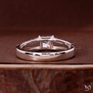 Anillo de Compromiso y Aniversario con Diamante Cultivado en Laboratorio de Corte Princesa de 0.5CT, Banda de Pavé Dividida, Oro Blanco de 10K, Certificado IGI - Product Image 3