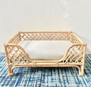 Cama para perros de ratán al por mayor, cestas artesanales para gatos, sofá elevado para gatitos, bajo costo - Product Image 1