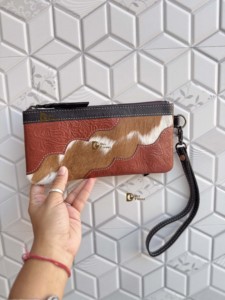 2026 Cartera de mano tipo clutch de diseñador occidental, estilo bohemio, con cierre de cremallera, grabado, de piel con pelo, para uso diario - Product Image 3