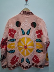 Veste en velours brodée Suzani vintage traditionnelle, écologique, style bohème, manteau d'hiver fait main, kimono de festival, cadeau pour elle - Product Image 3
