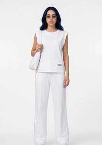 Ensemble de salon 2 pièces blanc pour femmes, haut sans manches à col rond et pantalon long, tenue sportive décontractée avec rayures irisées - Product Image 2
