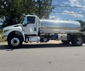 Camion à benne basculante MV607 4x2 d'occasion, prix de gros, équipé d'un réservoir en aluminium de 2 100 gallons, camion de moyenne capacité pour l'exportation mondiale - Product Image 1
