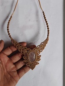 Collar de Macramé Hecho a Mano con Conchas de Cauri y Larimar, Gema Ovalada Tejida, Cordón Beige, Estilo Tribal, Proveedor Mayorista de Joyería - Product Image 3