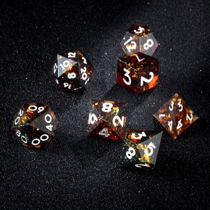 Ensemble de dés en résine pour D&D. Cet ensemble de dés polyédriques à 7 pièces, fabriqué à la main, est couramment utilisé pour Dungeons & Dragons. - Product Image 3