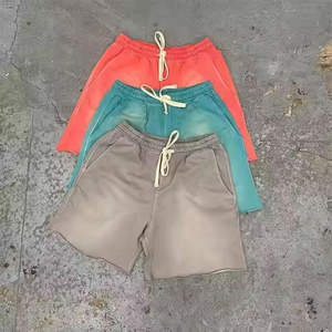 Shorts personalizados con lavado ácido, corte recto, estilo retro, con cordón ajustable, de algodón French Terry con dobladillo sin rematar para hombre. - Product Image 3