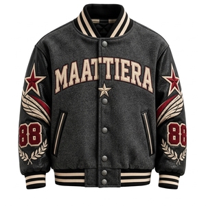 Chaqueta Letterman Gris para Hombre con Mangas de Cuero Negro, Diseño Bordado con Número Gráfico, Cierre Frontal con Broches, Estilo Urbano - Product Image 1