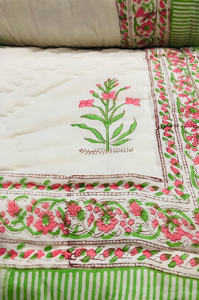 Edredón de Algodón Reversible Hecho a Mano con Estampado Floral Rosa y Borde a Rayas Verdes para Uso en el Hogar y Hoteles, Cómodo - Product Image 6