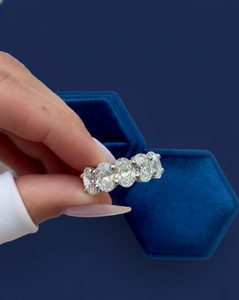 Anillo de Diamantes Cultivados en Laboratorio de 5.00CT, Corte Ovalado, VVS2 F, Certificado IGI, Oro Blanco, Anillo de Compromiso de Cinco Piedras, Venta al Por Mayor - Product Image 4