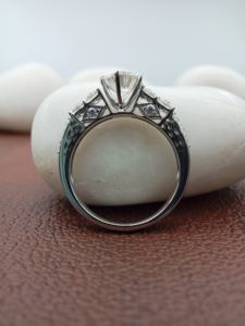 Bague de fiançailles et de mariage tendance pour femme en or massif 10 carats, sertie d'un diamant rond de 1 carat certifié IGI, monture à griffes, cadeau idéal - Product Image 5