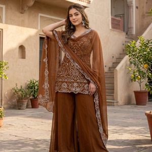Salwar Kameez Traditionnel Noir pour Femme avec Dupatta Brodé – Élégant, Longueur Genou, Coupe Ajustée – Idéal pour Mariages Estivaux (Inde, Pakistan) - Product Image 3