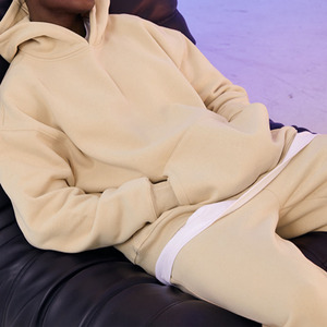 Vêtements de sport pour hommes de haut niveau. Vestes zippées modernes avec empiècements dynamiques et matière souple. Pantalons d'entraînement slim fit. - Product Image 2