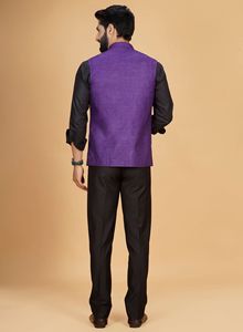 Chaleco Morado Clásico de Calidad de Exportación para Uniformes de Oficina, Fiestas, Eventos Corporativos y Uso Diario en el Trabajo, Disponible para la Venta - Product Image 4