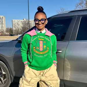 Sudadera con Capucha Unisex AKA Green Prep, Bordado Rosa Chenille con Letras Griegas, Ajuste Elegante y Premium - Product Image 5