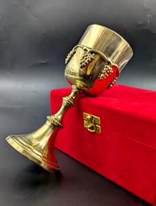 Calice en laiton vintage avec motif de raisin, décoration religieuse dans une boîte en velours, gravure médiévale en cuivre, motif de raisins, métal - Product Image 6