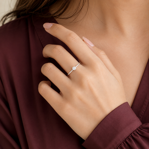 Bague de fiançailles minimaliste en argent 925 avec moissanite taille brillant rond sertie clos, bijoux pour femme - Product Image 5