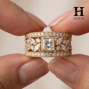 Bague large vintage en or jaune 14 carats avec diamant taille princesse, motif floral en filigrane et milgrain, bague de déclaration personnalisée - Product Image 4