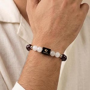 Bracelet du zodiaque Capricorne avec perles de cornaline et plaque en cuivre ornée d'un symbole sanskrit - Product Image 4