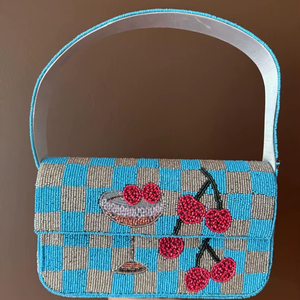 Pochette de soirée artisanale à motif damier, ornée de perles cerises faites à la main. Sac à main tendance - Product Image 1