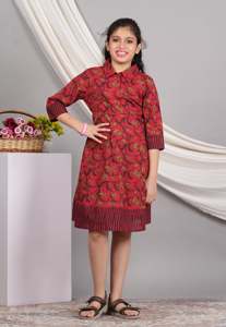 Robe Anarkali pour femmes en coton imprimé floral, couleur bordeaux, style évasé, ethnique, décontractée, été, protection solaire, matériaux recyclés - Product Image 4