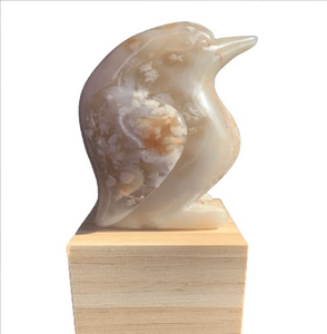 Figura de pájaro tallada en ágata semitranslúcida sobre base de madera, disponible a precios de mayorista. - Product Image 1