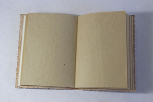 Carnet en cuir artisanal à couverture rigide avec motif en toile de jute gaufré sur la couverture avant, couleur caramel, vente en gros - Product Image 3