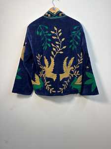 เสื้อแจ็คเก็ตปักลาย Suzani กำมะหยี่สไตล์โบฮีเมียนลายนกและเถาวัลย์ งานแฮนด์เมด เหมาะสำหรับเทศกาล เสื้อคลุมสำหรับผู้หญิงใส่เที่ยวฤดูหนาว - Product Image 4
