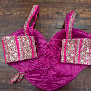 Blouse de sari de mariée rose vif, richement brodée avec des travaux de Zari et de sequins - Product Image 1