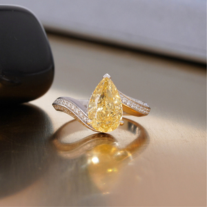Anillo de Diamante Amarillo Intenso de 2.51 CT, Corte Pera, Cultivado en Laboratorio, con Oro de 14K - Product Image 1