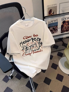 เสื้อยืดแขนสั้นสีดำสำหรับผู้ชาย คอกลม ทรงปกติ ผ้าเจอร์ซีย์คอตตอน 100% ระบายอากาศได้ดี น้ำหนัก 180 กรัม ผ่านการซักแล้ว สไตล์สตรีทแวร์ - Product Image 2