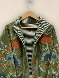 Chaqueta Bomber de Terciopelo Bordada a Mano, Unisex, 100% Algodón, con Patrón Floral Botánico Vibrante, Cierre de Cremallera - Product Image 3