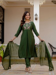 Elegante Conjunto de Kurti de Viscosa y Seda Mango para Mujer con Bordado de Lentejuelas y Dupatta de Seda Maslin |   Fabricante de Ropa B2B - Product Image 3