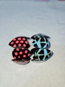 Prensapapeles de Resina Hecho a Mano con Diseño Floral Azul, Pieza Coleccionable de Arte Pintada a Mano, Forma Redonda, por Arif Handicrafts. - Product Image 3