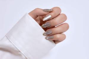 Uñas Postizas Metálicas Color Champán Línea Dorada, Forma Almendrada Mediana, Uñas Artificiales de Lujo con Perlas, Personalizadas, OEM, ODM, Venta al Por Mayor - Product Image 2