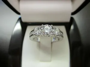 Bague de fiançailles en moissanite à trois pierres, argent sterling 925 plaqué or blanc, couleur D, VVS1, pierre centrale 1 carat, total 2 carats - Product Image 2