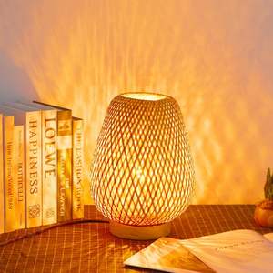 Lámpara de Mesa de Bambú Hecha a Mano con Estructura de Bambú Natural que Proporciona una Iluminación Cálida Ambiental y una Decoración Orgánica para la Mesa - Product Image 1