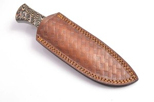Couteau de chasse à lame fixe en acier Damas, pointe tombante, manche pleine longueur avec fourreau en cuir, manche en bois Pakka avec rainures - Product Image 5
