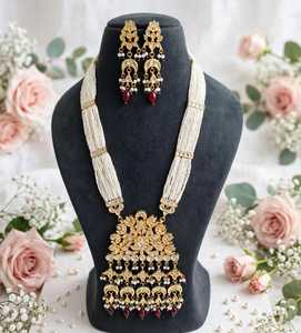 Ensemble de collier et boucles d'oreilles en perles Kundan indiennes plaqué or, bijoux de mariage pour mariée avec pierres vertes et rouges - Product Image 1