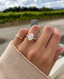 Bague en or jaune classique de qualité supérieure avec diamant ovale et bande pavée, or massif 14 carats, cadeau de fiançailles ou de mariage disponible à la vente - Product Image 2