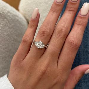 Bague à trois pierres en diamant ovale de 1,4 carat cultivé en laboratoire, diamants demi-lune, certifiée IGI - Product Image 5
