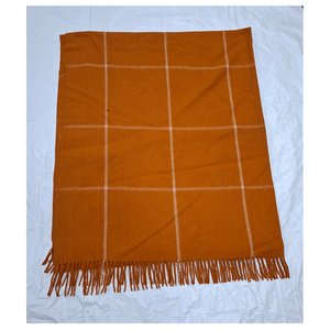 Elegante Manta Delgada a Cuadros Naranja y Blanca para Dormitorio con Sensación Acogedora y Apariencia Estilosa - Product Image 2