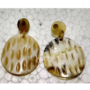 ต่างหูห่วงทำจากเขาโคธรรมชาติ งานแฮนด์เมด เครื่องประดับแฟชั่นโดย Curio Craft - Product Image 4