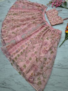 Lehenga Tradicional India Rosa de Diseñador, Cosido, Última Moda, para Novias y Fiestas, con Trabajo de Espejo, Venta al por Mayor, Invierno y Verano, Secado Rápido - Product Image 2