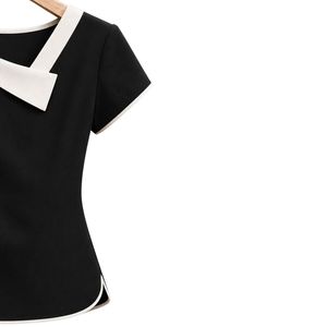 T-shirt asymétrique noir pour femme à col en V et manches courtes, broderie florale blanche, bordure contrastante, détails boutonnés, décontracté, personnalisable, vente en gros - Product Image 3